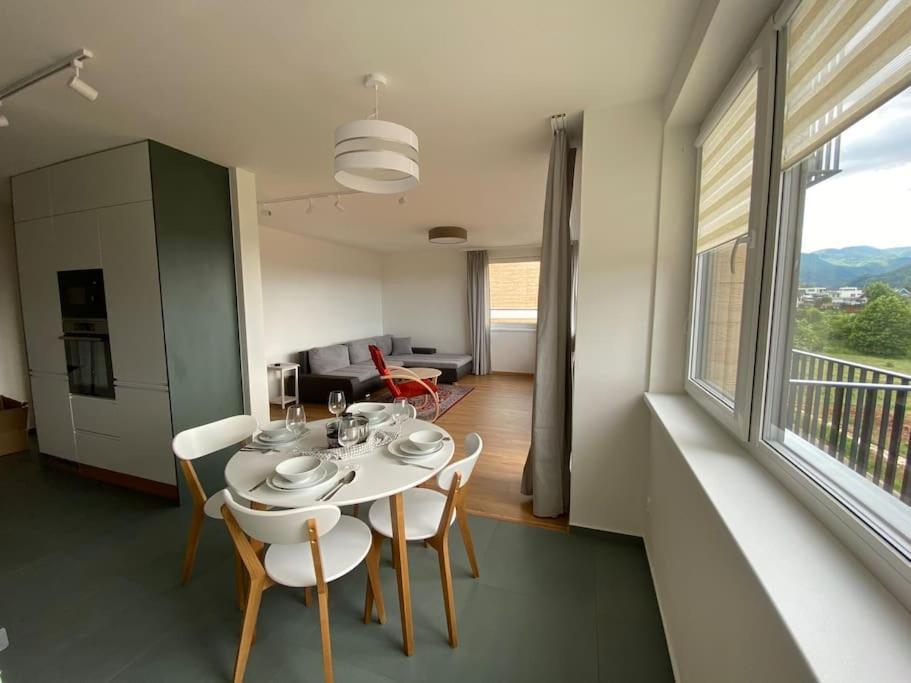 דירות באנסקה ביסטריצה New Flat With A Mountain View, Garage Parking מראה חיצוני תמונה